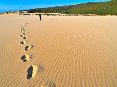 Dune di Piscinas � Pi� che il mare qui a dominare � la sabbia dorata raccolta in dune estese per oltre cinque chilometri. Il sito fa parte della riserva naturale del Monte Arcuentu e Rio Piscinas